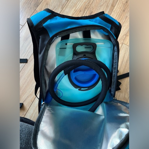 Mothybot Hiking Outdoor Insulated 2L liquid bladder water resistant Backpack - Picture 2 of 6